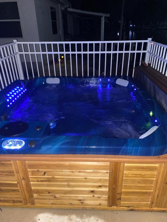 Hot Tub And Dock Gilligan'S On The Island Villa Matlacha Exterior photo